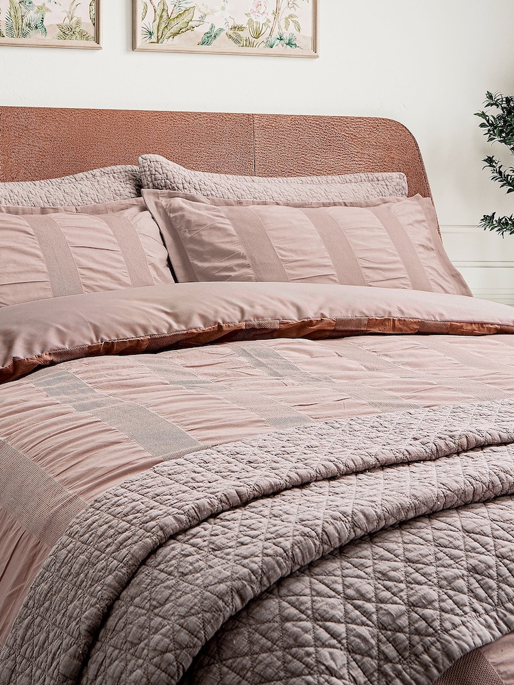 Bedeck of Belfast Stonewashed Quilted Throw - Image 2 de 4 Bedeck of Belfast Stonewashed Quilted Throw - Image 2 de 4
