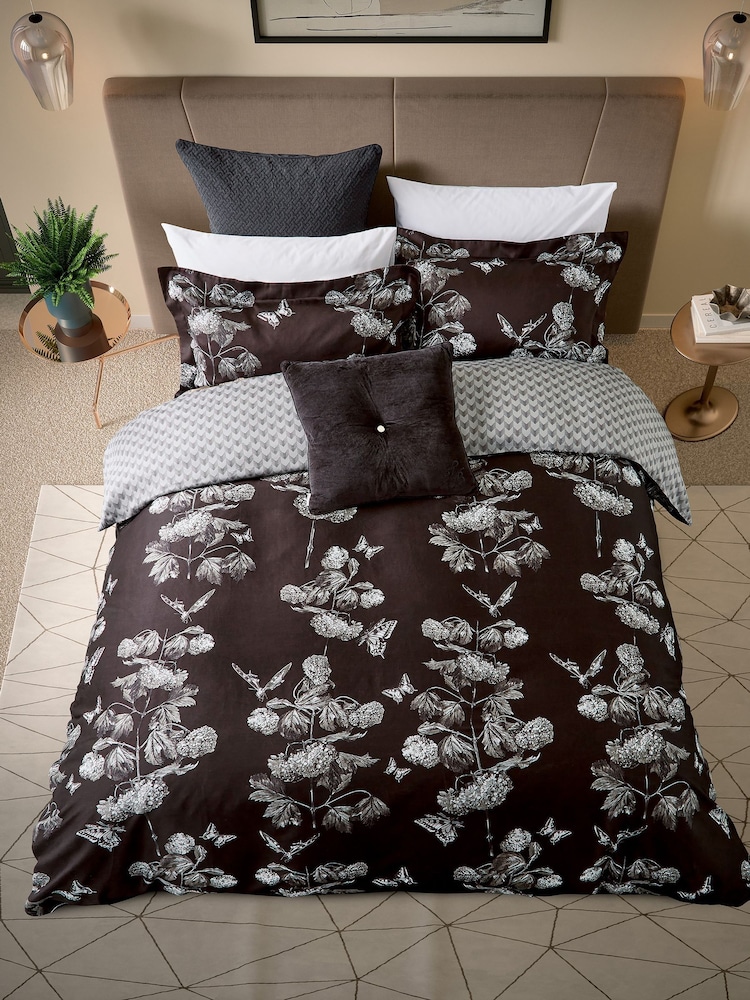 طقم غطاء لحاف وغطاء وسادة بنقشة زهور Narnia من Ted Baker - صورة 1 من 5 طقم غطاء لحاف وغطاء وسادة بنقشة زهور Narnia من Ted Baker - صورة 1 من 5