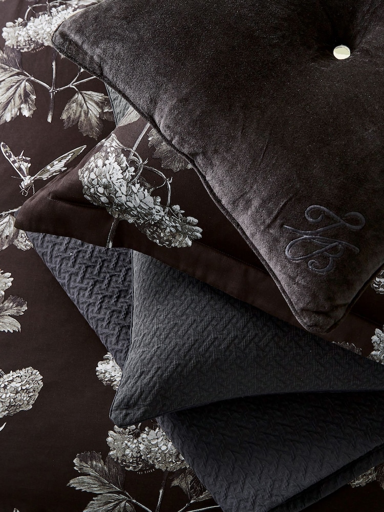 طقم غطاء لحاف وغطاء وسادة بنقشة زهور Narnia من Ted Baker - صورة 5 من 5 طقم غطاء لحاف وغطاء وسادة بنقشة زهور Narnia من Ted Baker - صورة 5 من 5