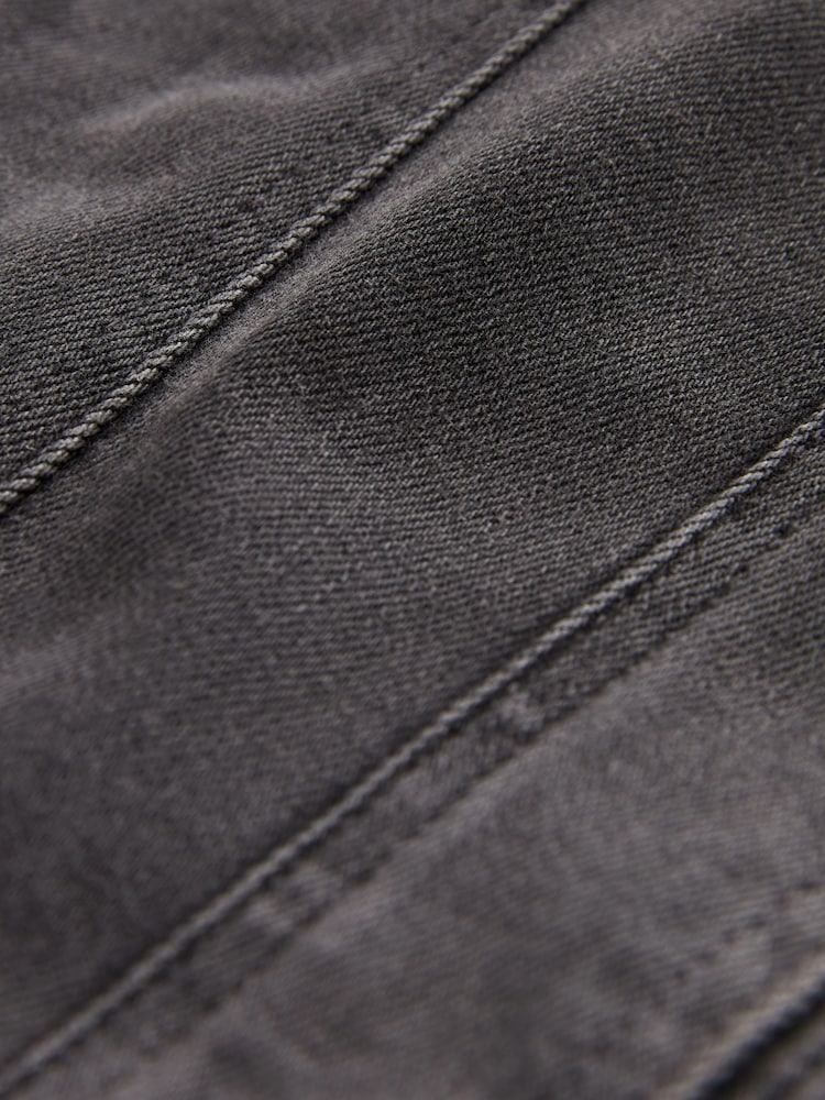 Verwaschenes Schwarz - Jeansjacke - Bild 7 von 7 Verwaschenes Schwarz - Jeansjacke - Bild 7 von 7