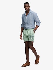 Shorts de baño de 16 pulgadas con logo estampado de Superdry - Imagen 5 de 8