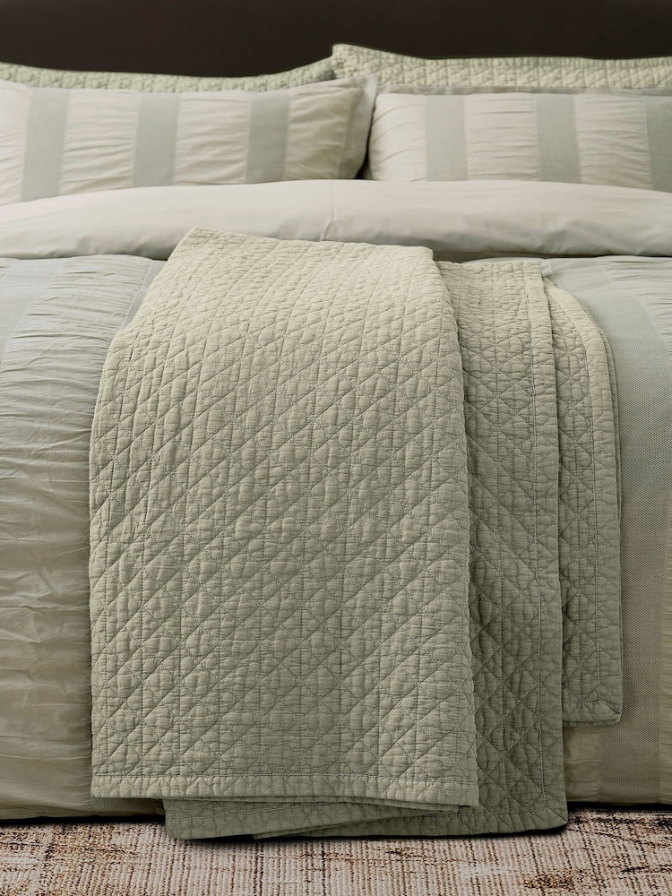 Bedeck of Belfast Stonewashed Quilted Throw - Image 1 de 5 Bedeck of Belfast Stonewashed Quilted Throw - Image 1 de 5