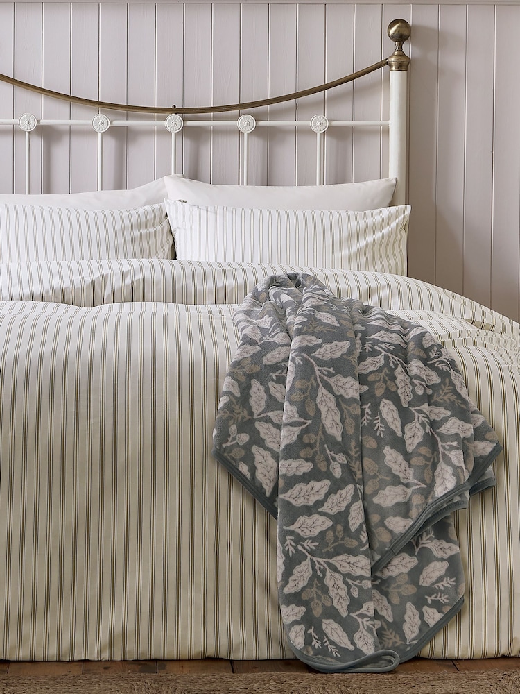 Helena Springfield Acorns Fleece Extra Cosy Throw - Bild 4 von 4 Helena Springfield Acorns Fleece Extra Cosy Throw - Bild 4 von 4