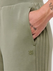 Sweaty Betty Green Sand Wash Wide Leg Pintuck Trouser - Image 4 of 6