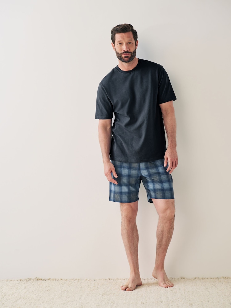 أزرق كحلي مربعات - طقم بيجامة قصيرة بتصميم مريح Motionflex من القطن 100% - صورة 2 من 6 أزرق كحلي مربعات - طقم بيجامة قصيرة بتصميم مريح Motionflex من القطن 100% - صورة 2 من 6