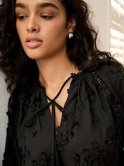 Schwarz - Bluse mit Schluppe und Blumenmuste - Bild 1 von 6