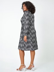 Roman Curve Shimmer Stretch Wrap Dress - صورة 4 من 4