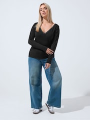 أسود - توب بأكمام طويلة وياقة على شكل V وحافة دانتيل من تشكيلة Limited من Yours Curve - صورة 3 من 5