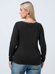 أسود - توب بأكمام طويلة وياقة على شكل V وحافة دانتيل من تشكيلة Limited من Yours Curve - صورة 4 من 5