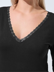 أسود - توب بأكمام طويلة وياقة على شكل V وحافة دانتيل من تشكيلة Limited من Yours Curve - صورة 5 من 5