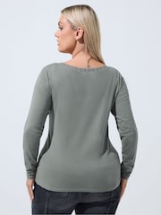 رمادي - توب بأكمام طويلة وياقة على شكل V وحافة دانتيل من تشكيلة Limited من Yours Curve - صورة 2 من 6