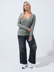 رمادي - توب بأكمام طويلة وياقة على شكل V وحافة دانتيل من تشكيلة Limited من Yours Curve - صورة 3 من 6
