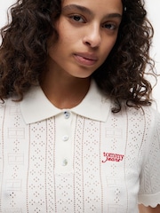 أبيض - كنزة بولو بأكمام قصيرة ونسيج Pointelle وشعار العلم من Tommy Jeans - صورة 4 من 5