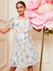 Weiß mit Muster - Lipsy Flatterärmeliges Plisseekleid (5-16 Jahre) - Bild 1 von 4