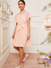 Pink - Lipsy Flatterärmeliges Plisseekleid (5-16 Jahre) - Bild 2 von 4