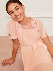 Pink - Lipsy Flatterärmeliges Plisseekleid (5-16 Jahre) - Bild 3 von 4