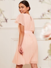 Pink - Lipsy Flatterärmeliges Plisseekleid (5-16 Jahre) - Bild 4 von 4