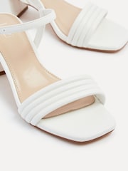 Blanco - Sandalias de tacón cuadrado con parte superior acanalada Toronto de Linzi - Imagen 4 de 5