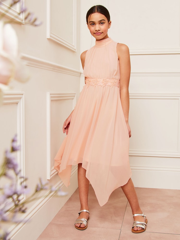 Lipsy Kleid für besondere Anlässe mit Zipfelsaum und Blumenverzierung (5 bis 16 Jahre) - Bild 1 von 4 Lipsy Kleid für besondere Anlässe mit Zipfelsaum und Blumenverzierung (5 bis 16 Jahre) - Bild 1 von 4