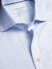 Gaiši zils - Charles Tyrwhitt negludināms, elastīgs, Trafalgar Weave auduma krekls ar izgriezumu, pieguļošs piegriezums - Attēls 5 no 6