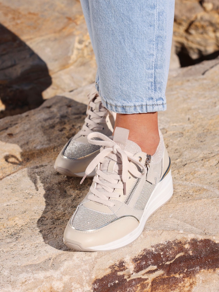 Nude - Zapatillas de deporte con cuña y detalle de purpurina Everett de Linzi - Imagen 1 de 5 Nude - Zapatillas de deporte con cuña y detalle de purpurina Everett de Linzi - Imagen 1 de 5