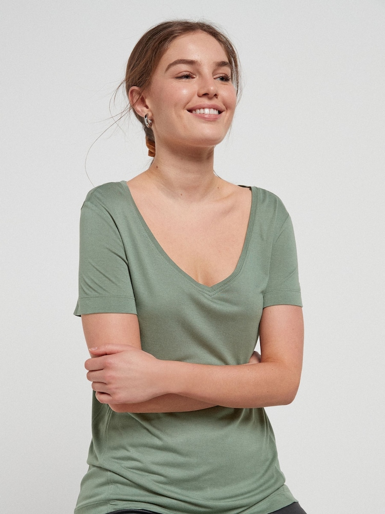 Caqui verde - Camiseta holgada con cuello en pico - Imagen 1 de 4 Caqui verde - Camiseta holgada con cuello en pico - Imagen 1 de 4