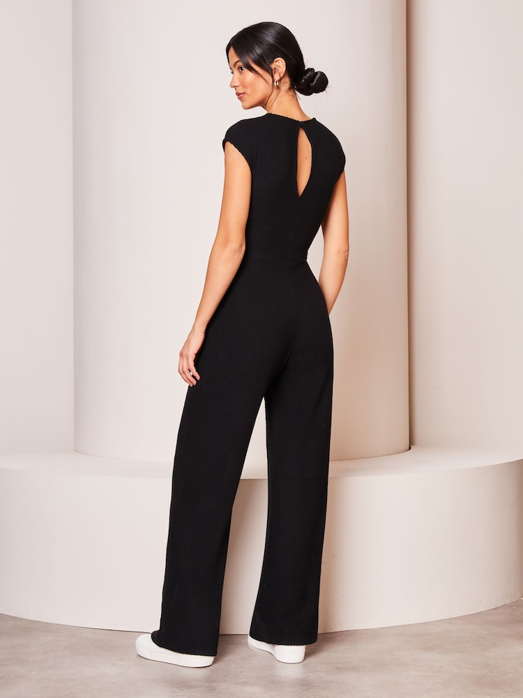 Lipsy Kuscheliger, gerippter, ärmelloser Jumpsuit mit weitem Bein und seitlicher Schnürung - Bild 2 von 4 Lipsy Kuscheliger, gerippter, ärmelloser Jumpsuit mit weitem Bein und seitlicher Schnürung - Bild 2 von 4