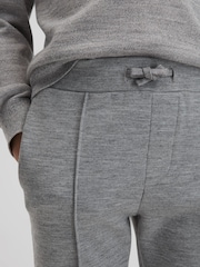 Gris suave - Pantalones de chándal con cordón ajustable de punto entrelazado Premier de Reiss - Imagen 4 de 6