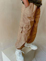 Hellbraun - Parachute-Cargohose mit Jerseyfutter (3–16 Jahre) - Bild 1 von 9