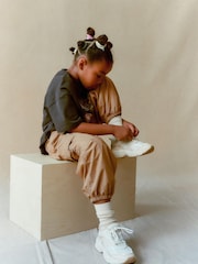 Hellbraun - Parachute-Cargohose mit Jerseyfutter (3–16 Jahre) - Bild 4 von 9
