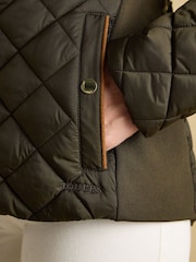 كاكي أخضر - معطف مبطن بتصميم ماسي مقاوم للماء Braemar Luxe من Joules - Image 11 of 13