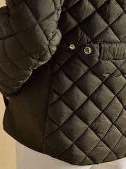 كاكي أخضر - معطف مبطن بتصميم ماسي مقاوم للماء Braemar Luxe من Joules - Image 12 of 13