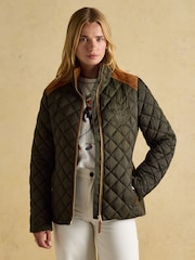 كاكي أخضر - معطف مبطن بتصميم ماسي مقاوم للماء Braemar Luxe من Joules - Image 3 of 13