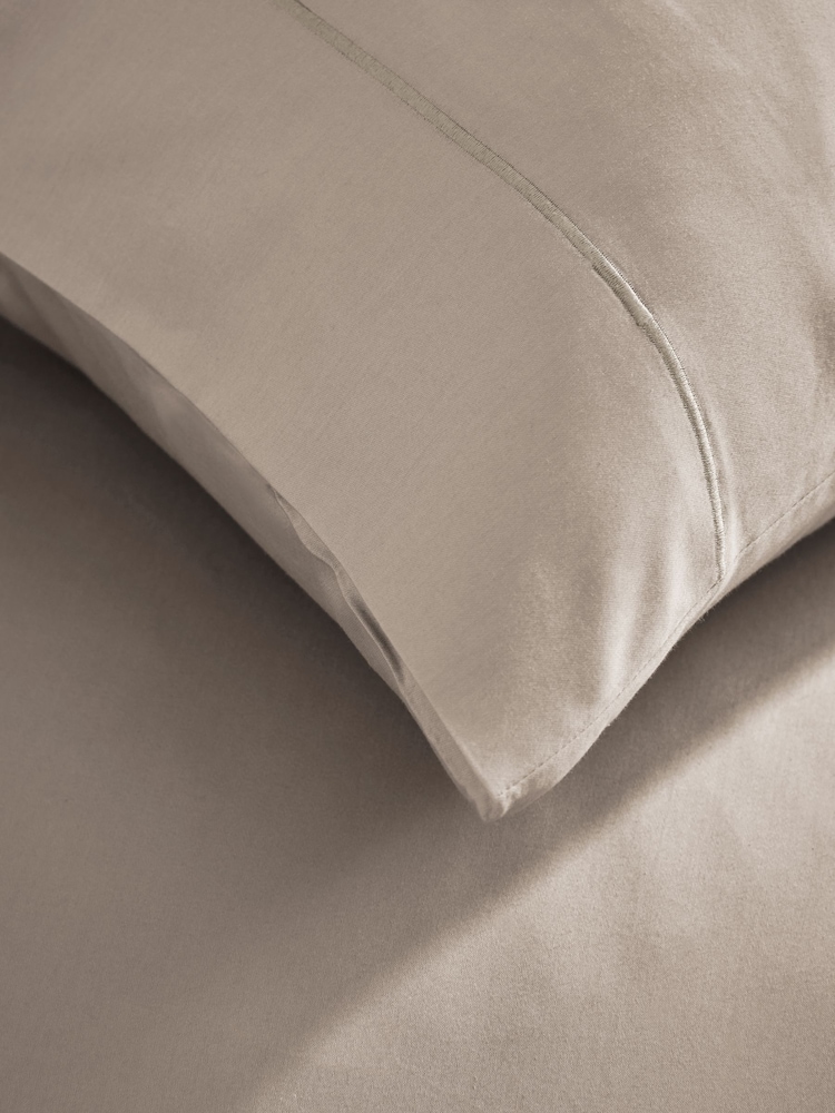 Mink Brown Collection Luxe 300 Thread Count 100% Cotton Sateen Satin Stitch Luxury Duvet Cover And Pillowcase Set - Image 4 of 6