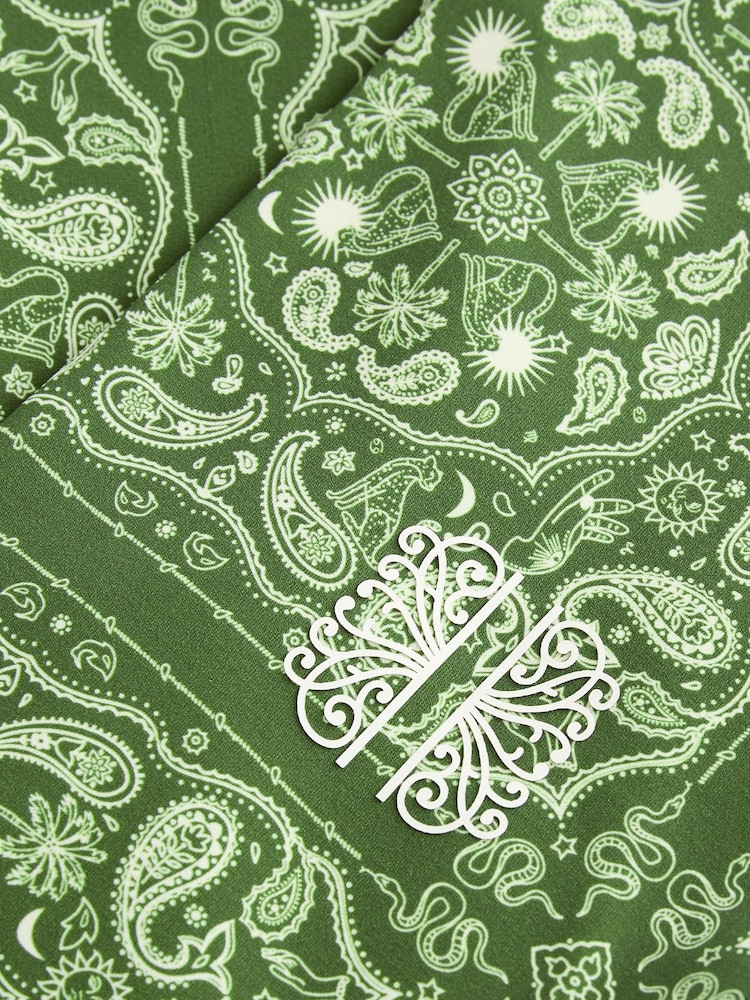 Bandana-Muster, Grün - Never Fully Dressed Sport-Leggings - Bild 5 von 5 Bandana-Muster, Grün - Never Fully Dressed Sport-Leggings - Bild 5 von 5
