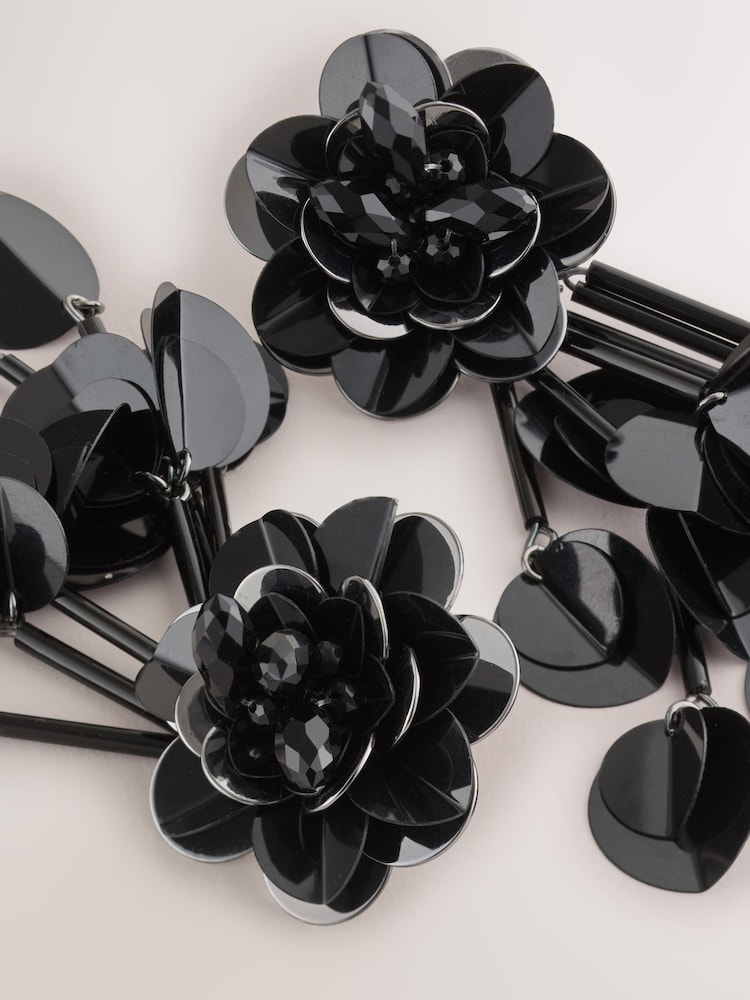 Schwarz - Statement-Blumenohrringe mit Pailletten - Bild 4 von 4 Schwarz - Statement-Blumenohrringe mit Pailletten - Bild 4 von 4
