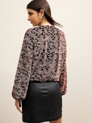Rosa mit geometrischem Muster - Langärmelige Jacquard-Wickelbluse mit Glanzeffekt - Bild 3 von 6