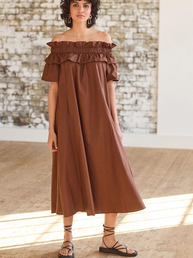 Schokoladenbraun - Popeline-Midikleid mit Carmenausschnitt und Rüschen - Bild 1 von 4 Schokoladenbraun - Popeline-Midikleid mit Carmenausschnitt und Rüschen - Bild 1 von 4