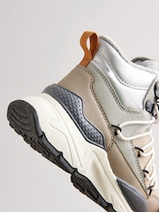 Grau - Water Resistant Pull-On Sporty Hiker Boots - Bild 5 von 5