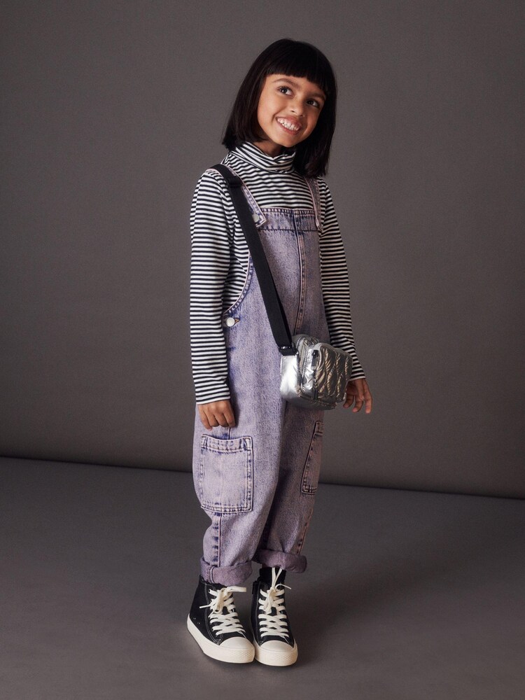 Flieder-Violett - Übergefärbte Latzhose (3–16 Jahre) - Bild 1 von 8 Flieder-Violett - Übergefärbte Latzhose (3–16 Jahre) - Bild 1 von 8
