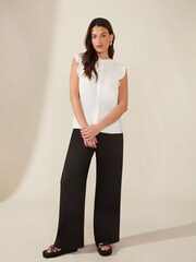 Biała koszula bez rękawów Ro&Zo z falbanką na ramionach - Obraz 3 z 6