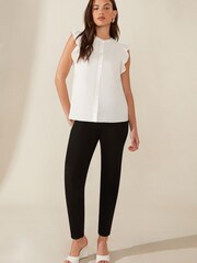 Biała koszula bez rękawów Ro&Zo z falbanką na ramionach - Obraz 4 z 6