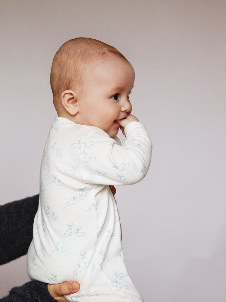 Blau - The Little Tailor 2-teiliges Hasen-Geschenkset für Babys mit Schlafanzug und Spielzeug aus 100 % Baumwolle - Bild 10 von 10 Blau - The Little Tailor 2-teiliges Hasen-Geschenkset für Babys mit Schlafanzug und Spielzeug aus 100 % Baumwolle - Bild 10 von 10