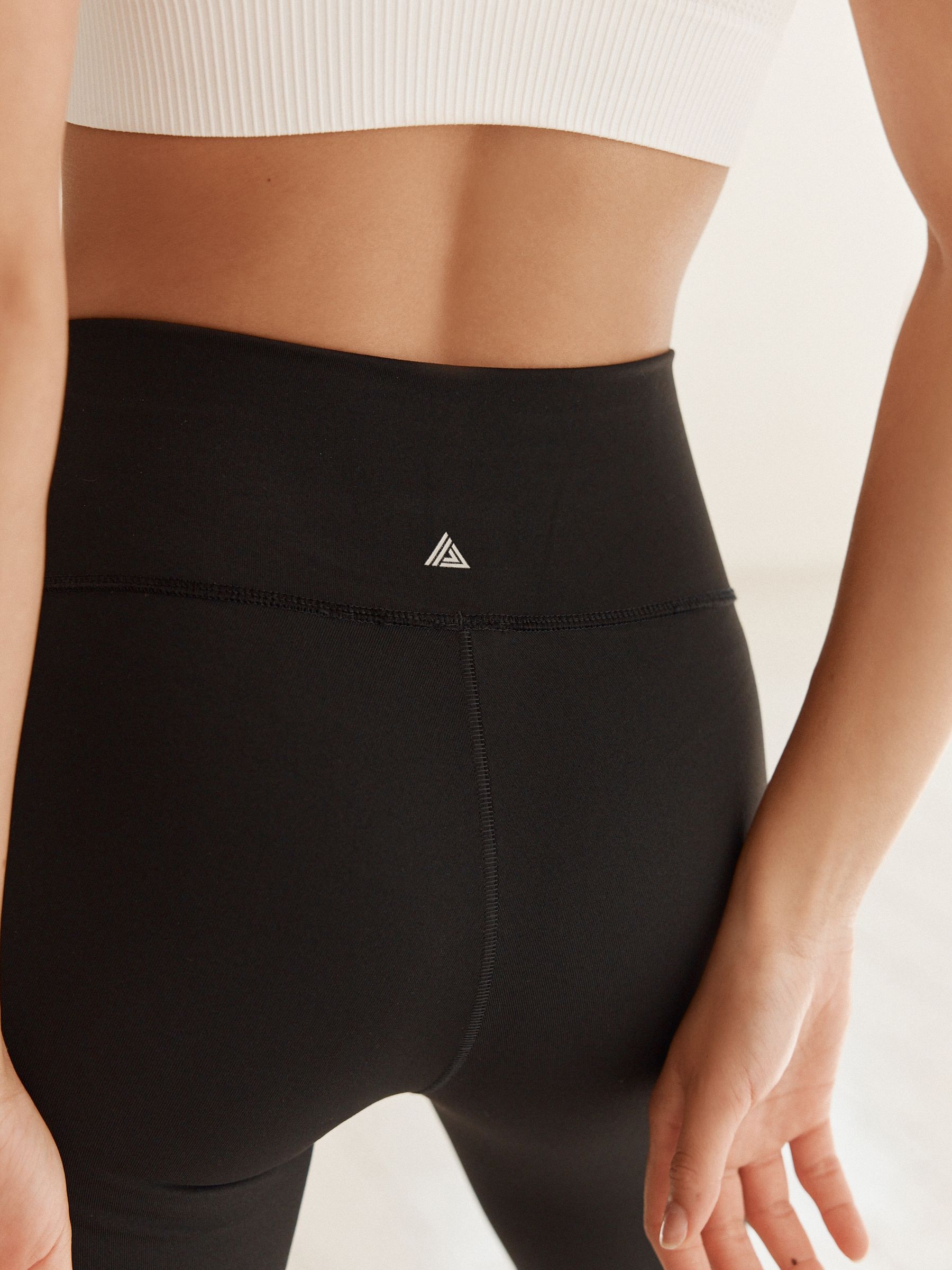 lululemon - ALO Yogaミッドライズ ショーダウン トラウザー ブラック　XS IRONMAN AWA LULULEMON WOMENS SCUBA HIGH-RISE JOGGER