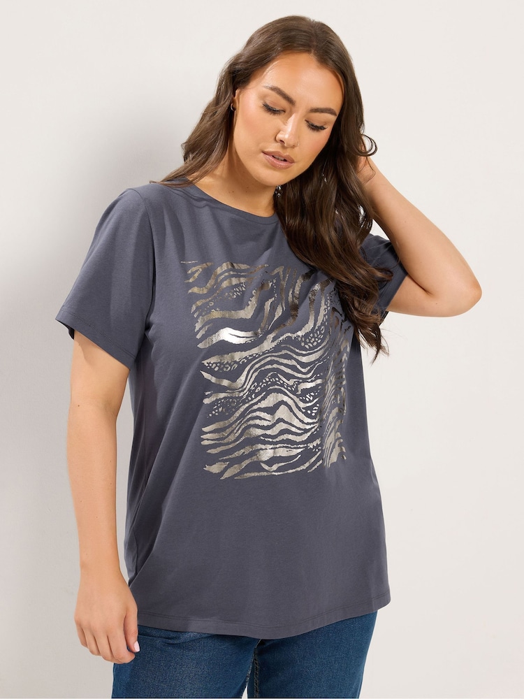 Grau - Yours Curve Placement Set In Sleeve Zebra Foil T-Shirt - Bild 1 von 5
