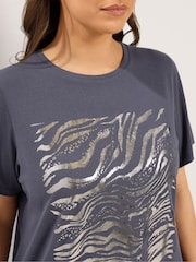 Grau - Yours Curve Placement Set In Sleeve Zebra Foil T-Shirt - Bild 4 von 5
