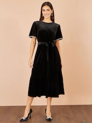 Yumi Velvet Dress With Embellished Sleeves - תמונה 2 מתוך 5