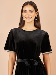 Yumi Velvet Dress With Embellished Sleeves - תמונה 3 מתוך 5
