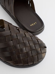 Braun - Pantoletten im Loafer-Stil aus Leder mit Webmuster - Bild 8 von 8