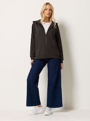 Braun - M&Co Essential Hoodie mit durchgehendem Reißverschluss - Bild 2 von 6